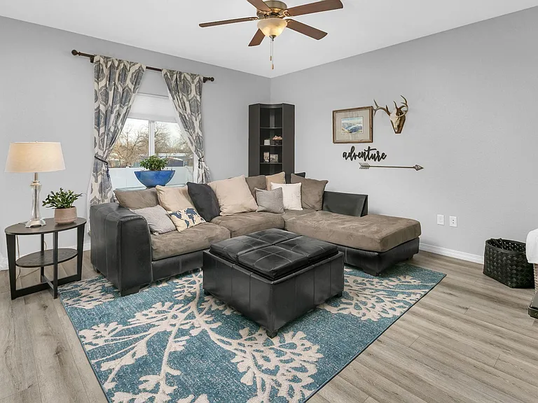 472 Tahoe Dr — Photo 1