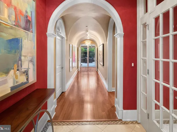 110 S Front St APT 200, Philadelphia, PA 19106