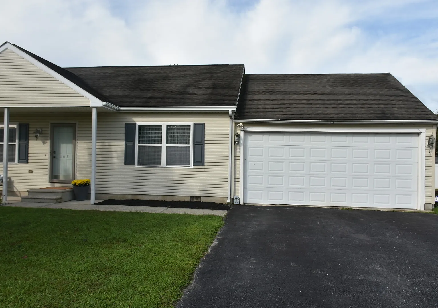 3 bed, 1344 sqft, $2,200 — Photo 2