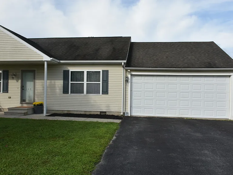 108 Mermaid Ln — Photo 2
