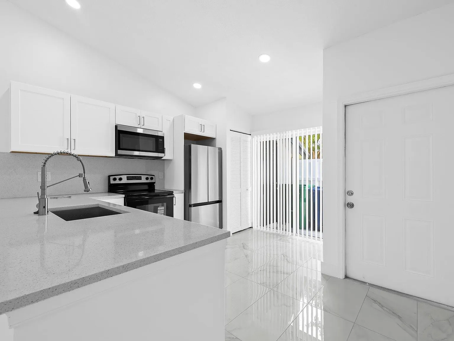 3 bed, 2.0 bath, 1133 sqft, $2,899 — Photo 4