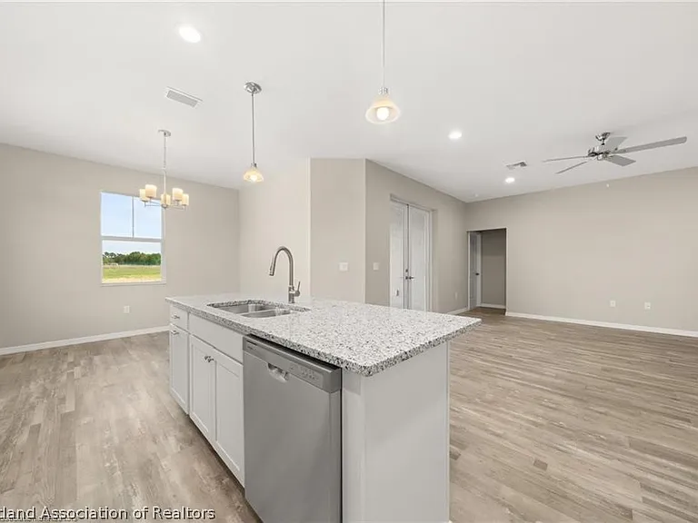845 Peachtree Dr — Photo 6