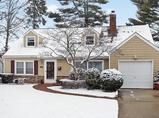 32 Linden St, Garden City, NY 11530