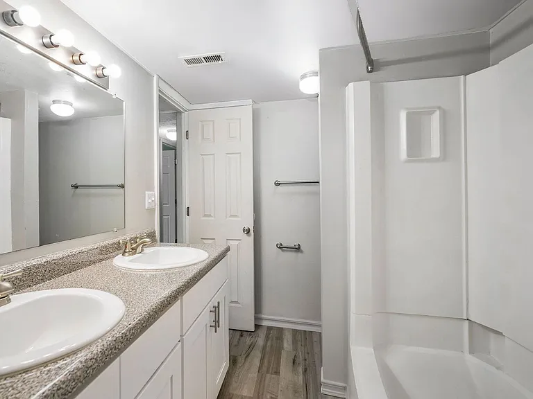 Oakmont Flats Apartments — Photo 9