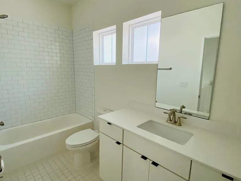 1139 N Market St — Photo 23