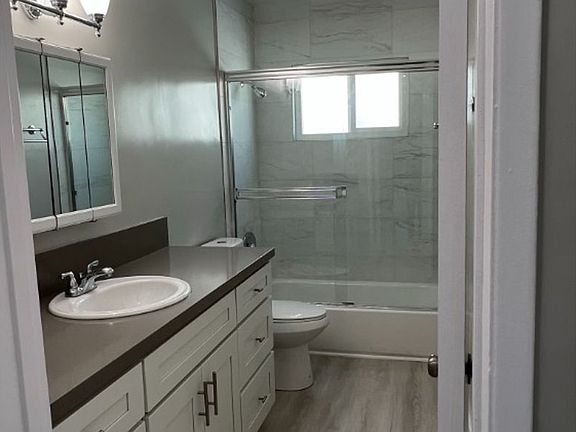 4th image of 12345 Oxnard St APT 9