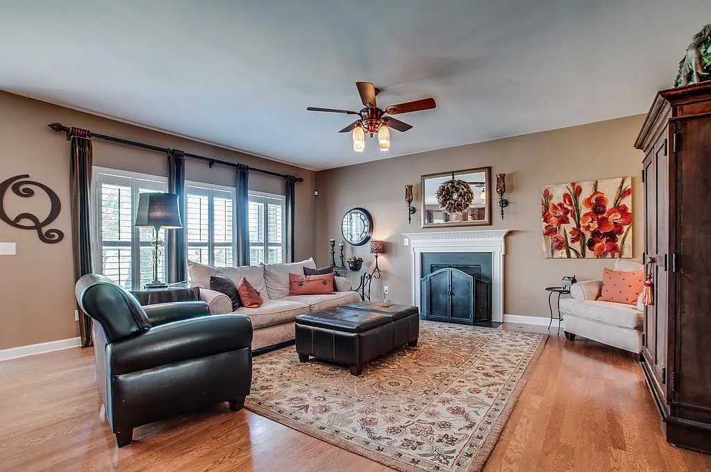 4 bed, 3262 sqft, $4,599 — Photo 3