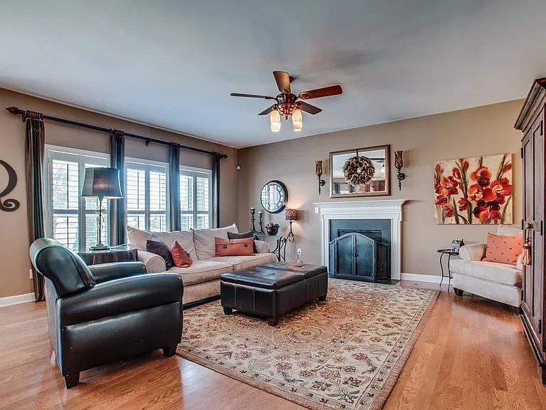 1110 Waverly Pl — Photo 3