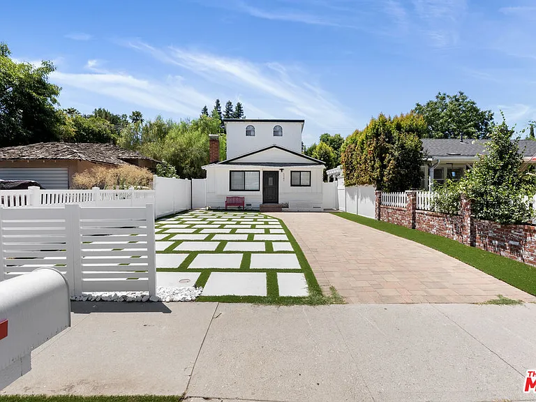 5541 Fallbrook Ave — Photo 4