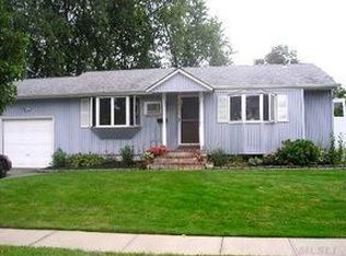 23 Spinner Ln, Commack, NY 11725