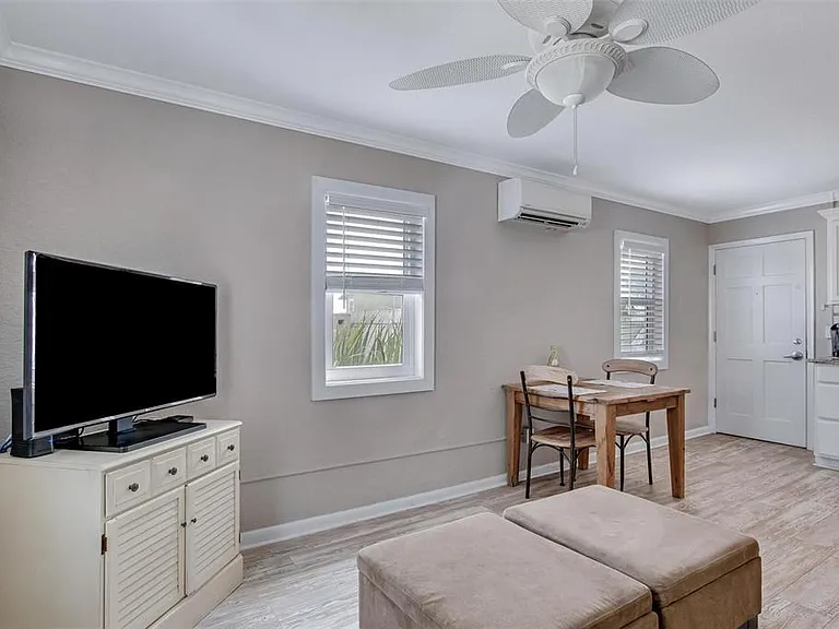 301 S Central Ave #5 — Photo 4