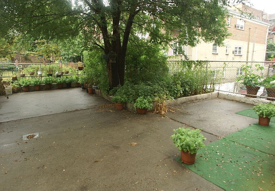 2nd image of 2559 Saint Raymond Ave
