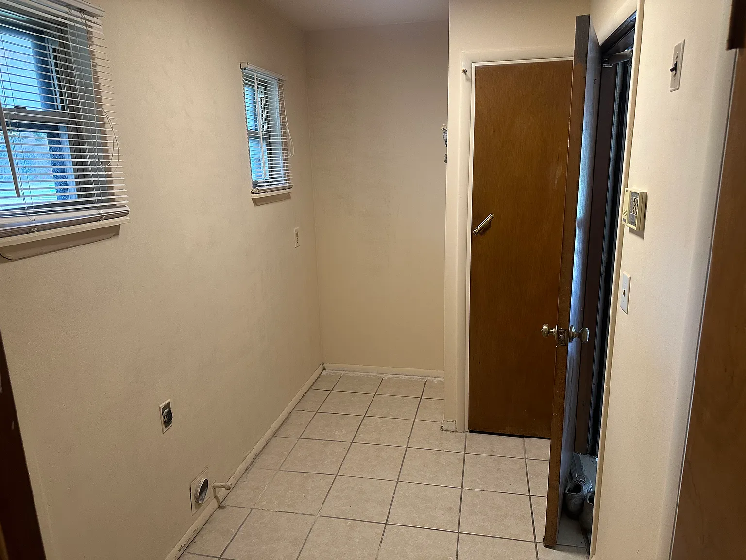 3 bed, 1995 sqft, $1,700 — Photo 4