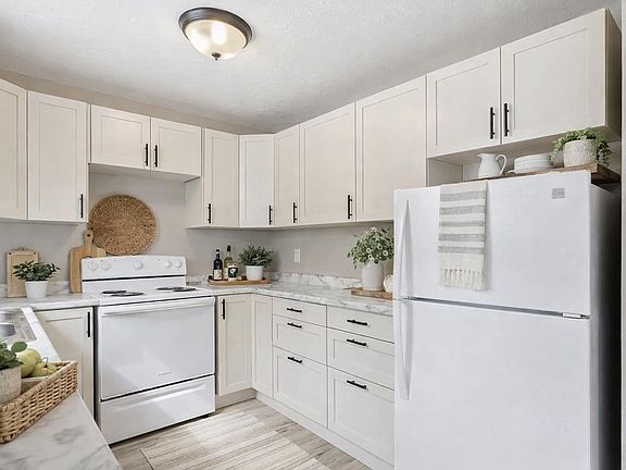 3rd image of 115 W 4th St