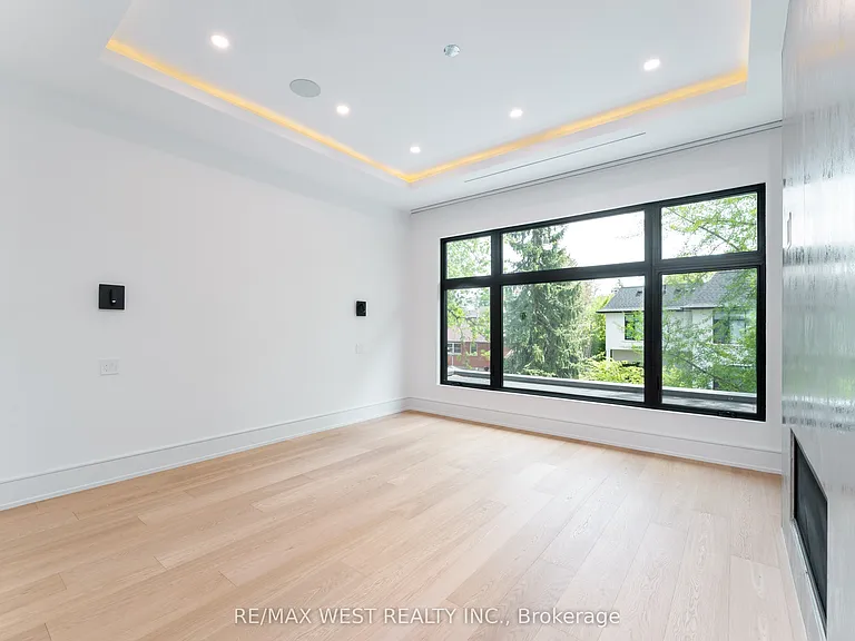510 Wellington Cres — Photo 8