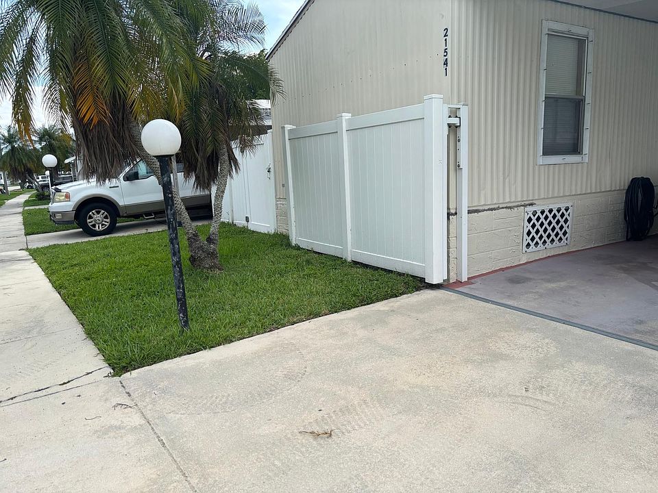 Front of house featuring driveway.