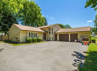 6153 Hunters Dr, Farmington, NY 14425