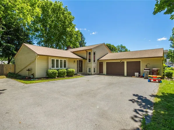 6153 Hunters Dr, Farmington, NY 14425