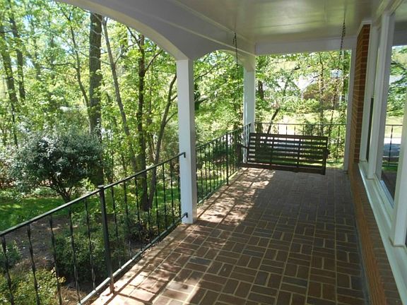 2nd image of 810 Parkwood Cir
