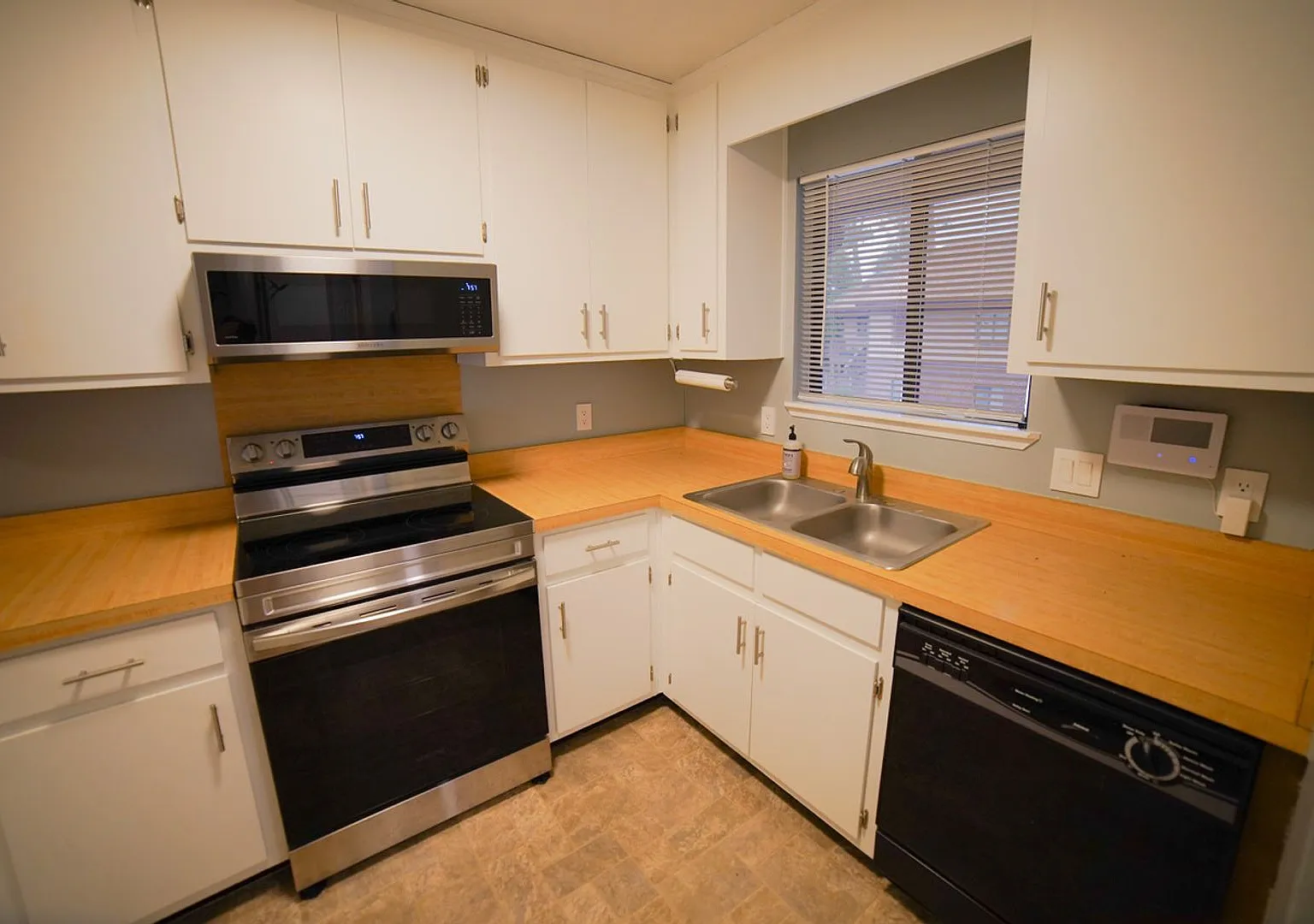 1 Bed / 1 Bath Overlooking the Pool! — Photo 2
