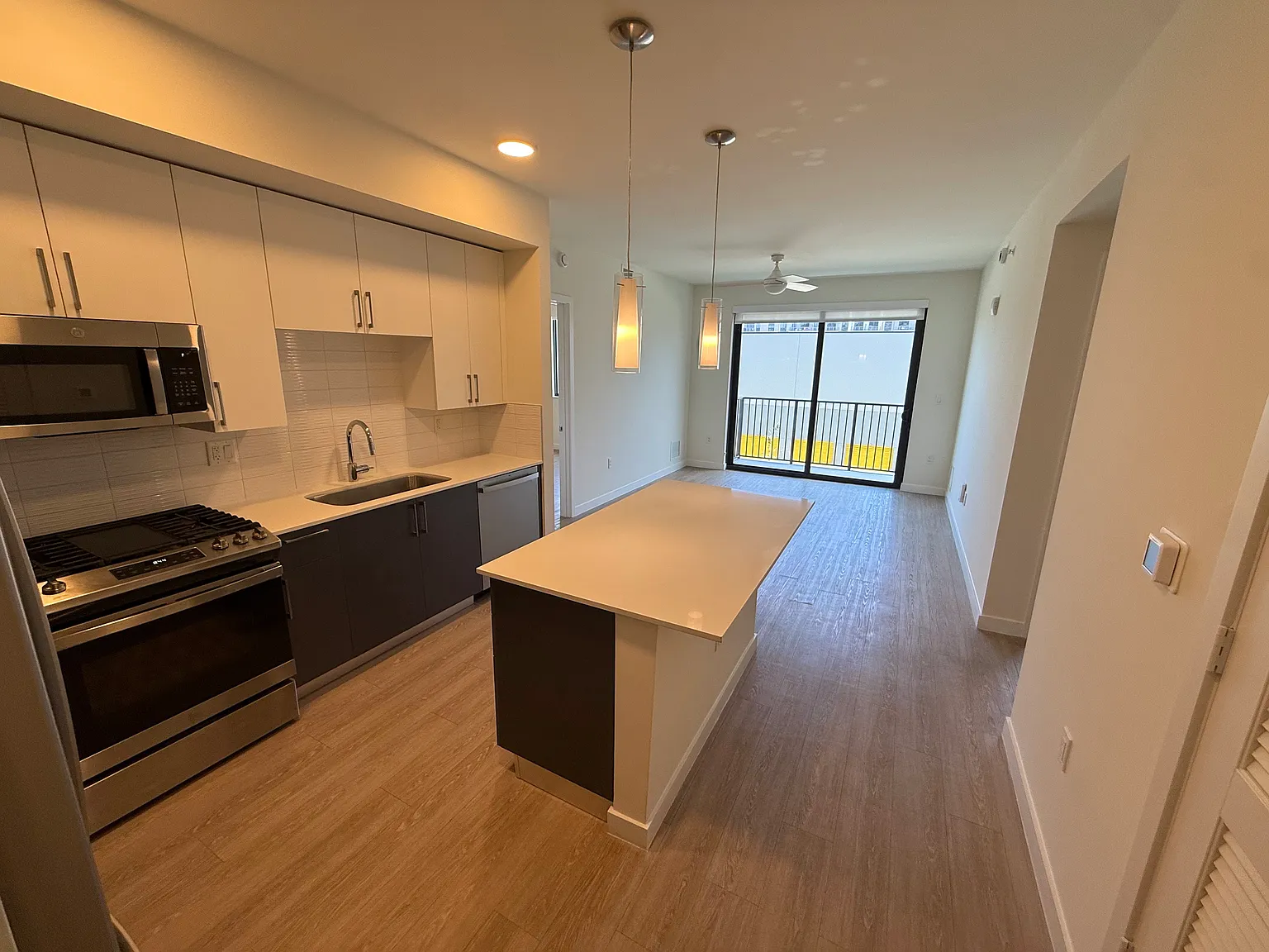 2 bed, 994 sqft, $2,750 — Photo 2