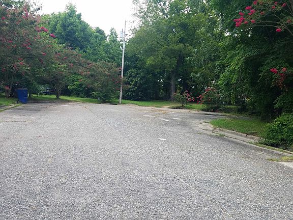 4th image of 210 Rogers Cir
