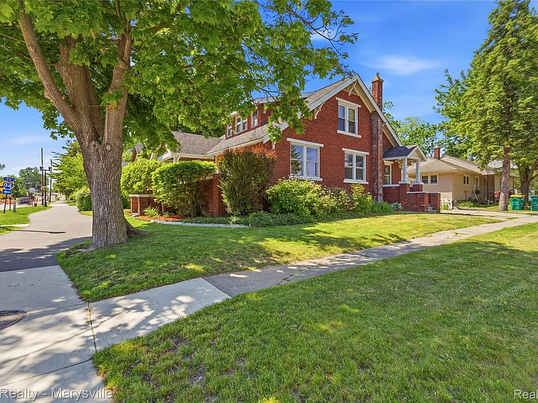 504 Clinton Ave — Photo 45