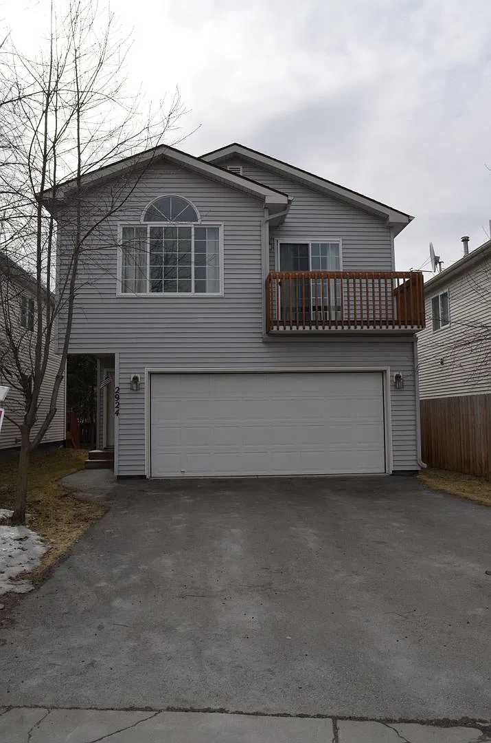 3 bedroom home conveniently located — Photo 1