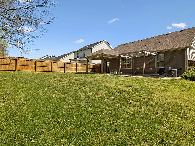 833 Lutz Ln — Photo 29