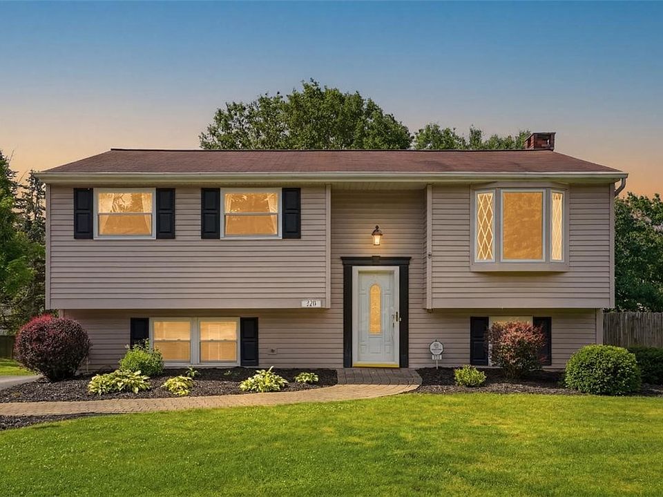 1st image of 320 Sunridge Dr