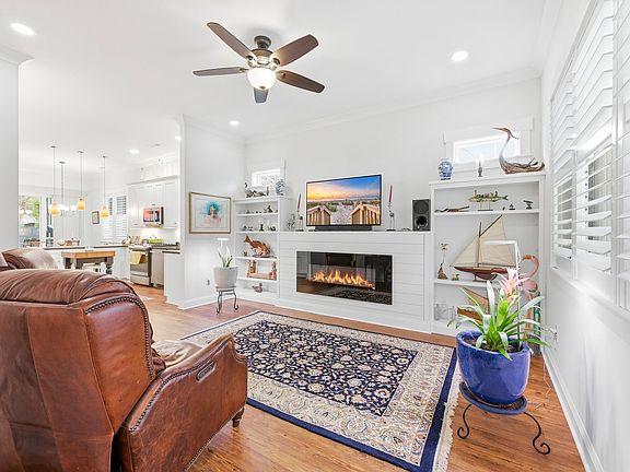 3rd image of 1109 Duke St.