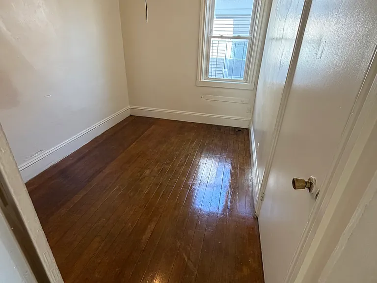 192 Douglas Ave #2 — Photo 2