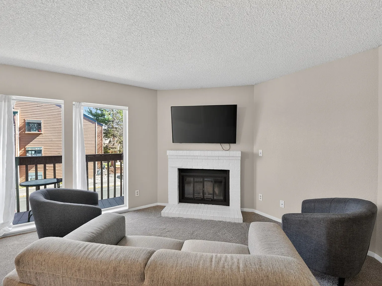2 bed, 920 sqft, $1,750 — Photo 2