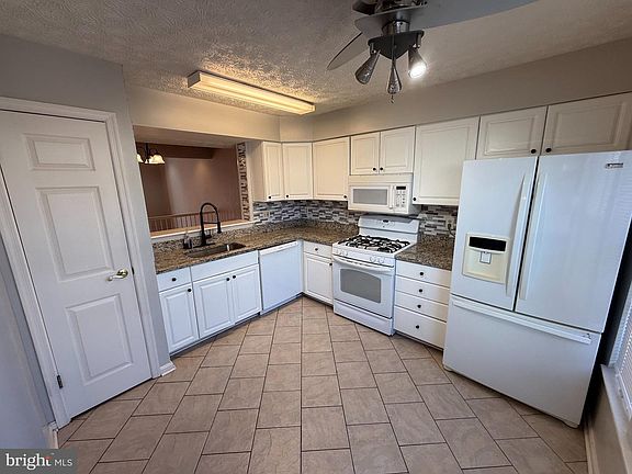 4th image of 993 Joshua Tree Ct