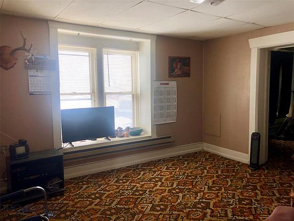 5th image of 131 S Oak St