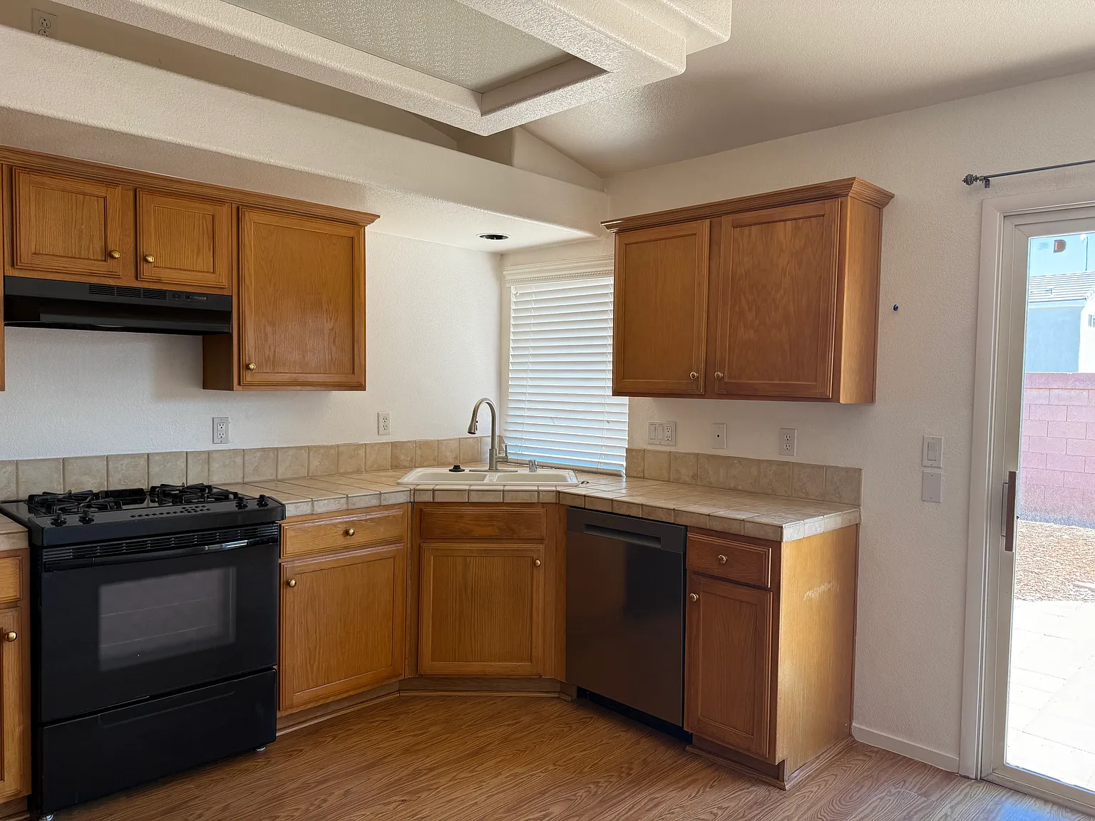 3 bed, 1184 sqft, $2,250 — Photo 3