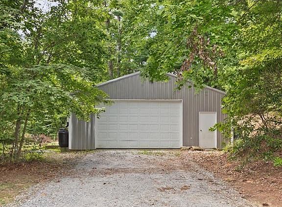 Large Dreamy Garage/Workshop 30' X 30'
