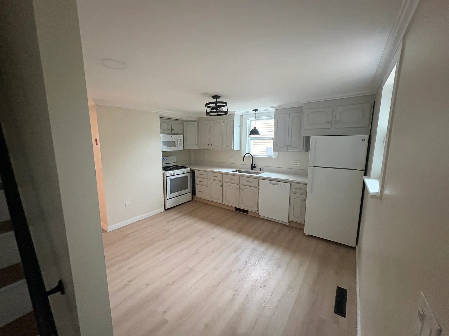 2 bed, 1000 sqft, $2,500 — Photo 2