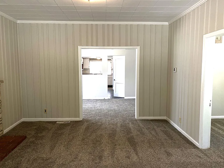 352 Bassett Ave — Photo 7