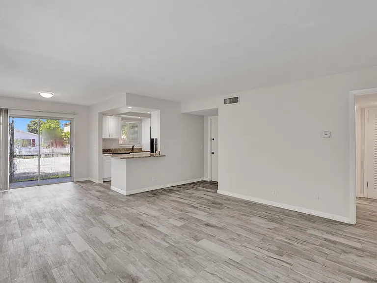 115 SW 1st Ave #1 — Photo 4