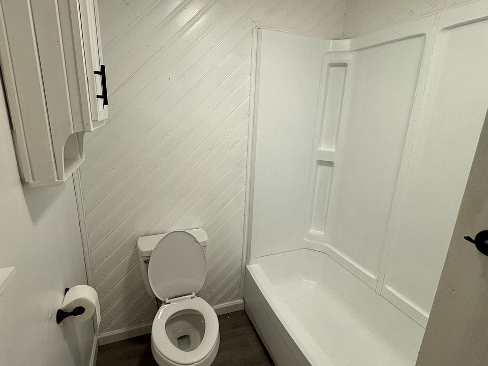 Bathroom 1 -- Toilet
