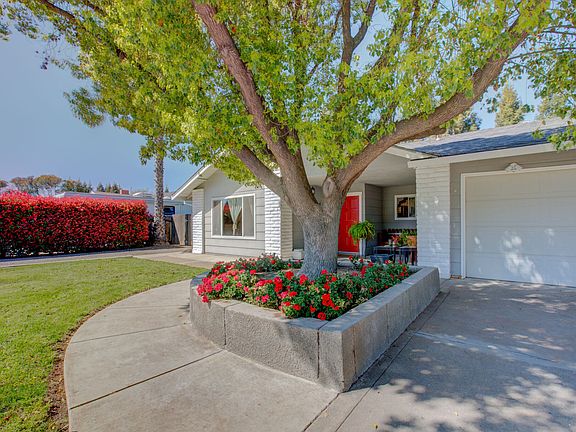 Front Flower Bed by Garage