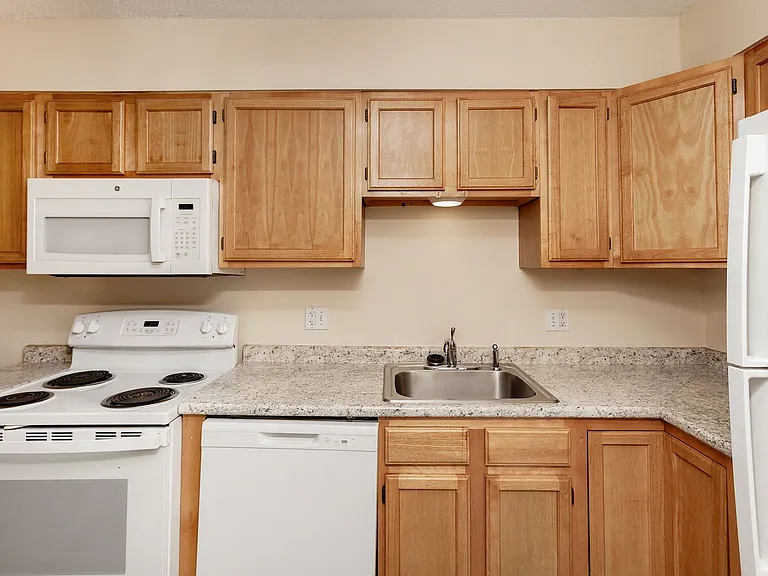 ONE MONTH FREE rent PLUS reduced rents! — Photo 2