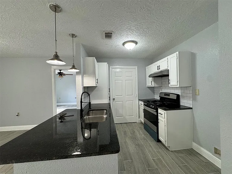 6918 Isla St — Photo 2