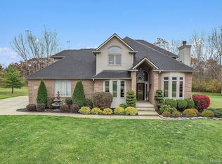 9441 Aspen View Dr, Grand Blanc, MI 48439