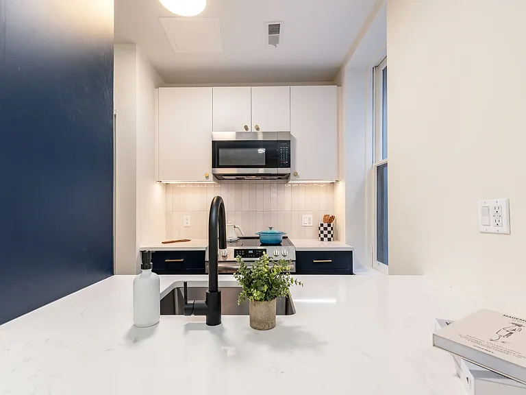 Carriage House — Photo 16