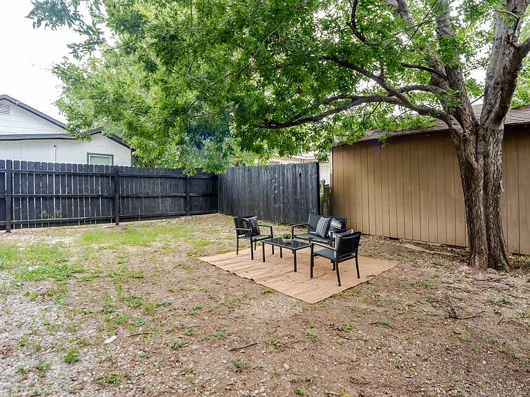 2737 Stuart Dr #2 — Photo 34