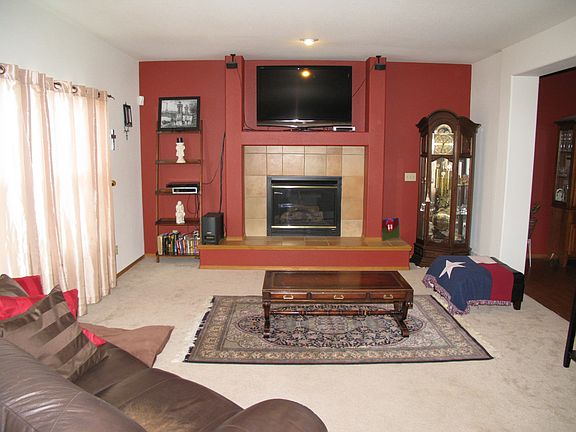 Living room has 9' ceiling!