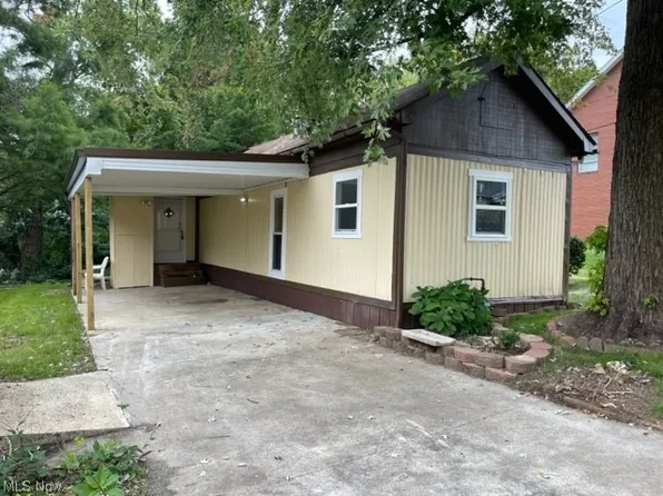 524 E 7th St, Uhrichsville, OH 44683