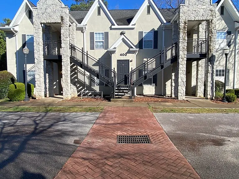 Hillcrest Apartments — Photo 25